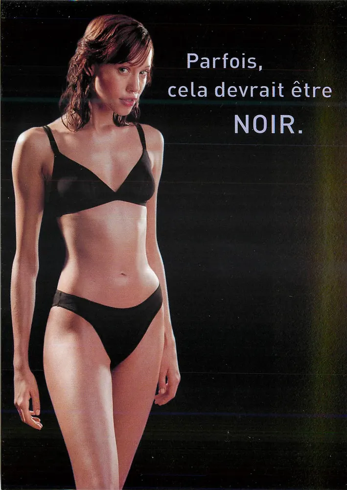 Kobieta w czarnym bikini — reklama — tekst 'Czasem powinno być CZARNE.' - Awers